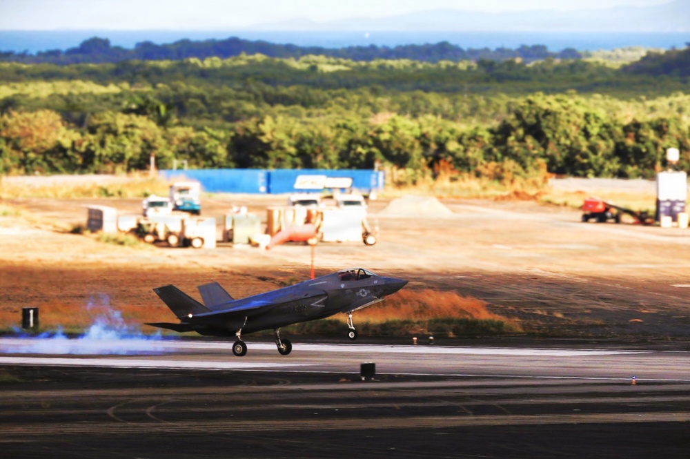 VMFA-225 and 22nd MEU conduct training together in Puerto Rico