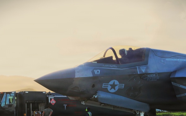 VMFA-225 and 22nd MEU conduct training together in Puerto Rico