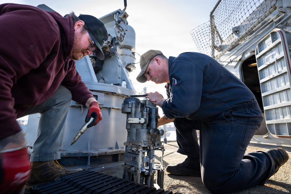 USS Chosin (CG 65) Sails Into NSWC PHD for Comprehensive Ship Groom