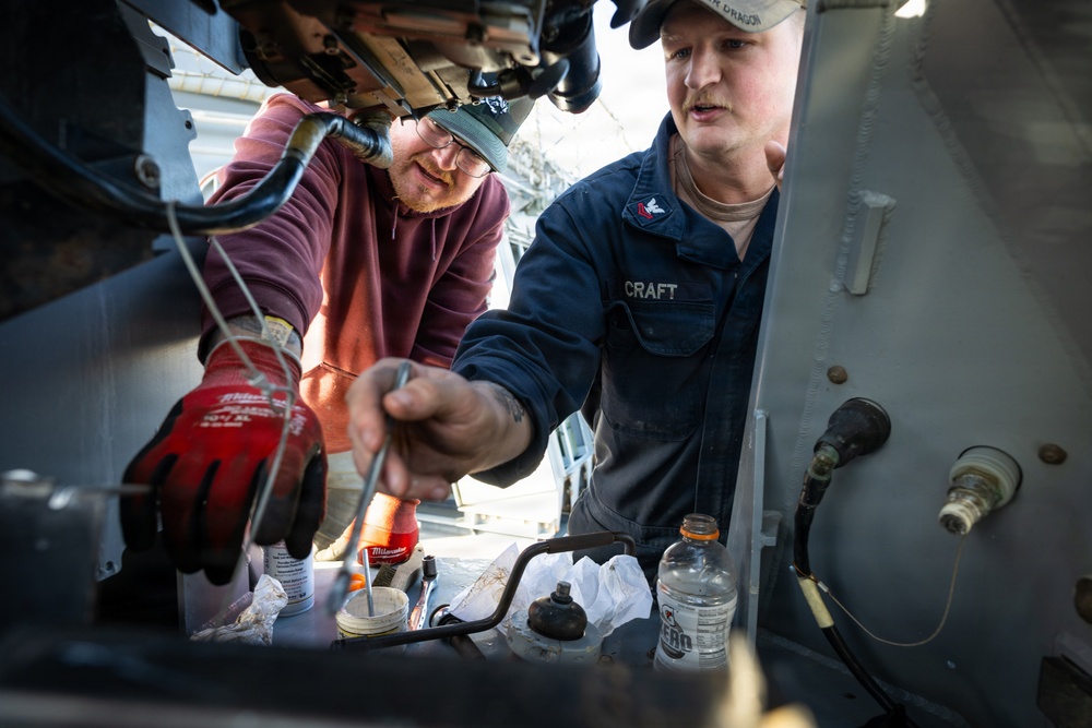 USS Chosin (CG 65) Sails Into NSWC PHD for Comprehensive Ship Groom