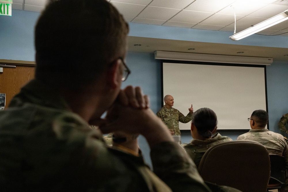 Signal Soldiers learn direct from military senior leadership