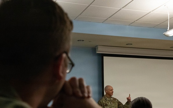 Signal Soldiers learn direct from military senior leadership