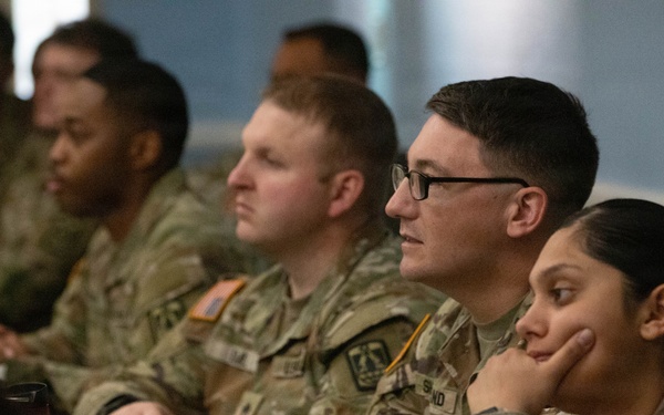 Signal Soldiers learn direct from military senior leadership