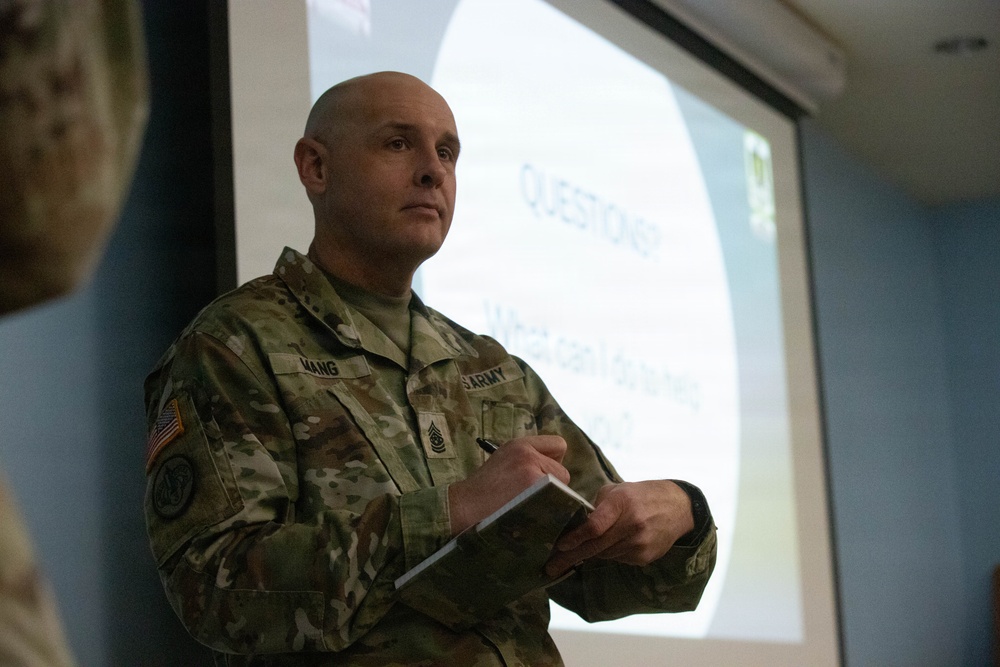 Signal Soldiers learn direct from military senior leadership