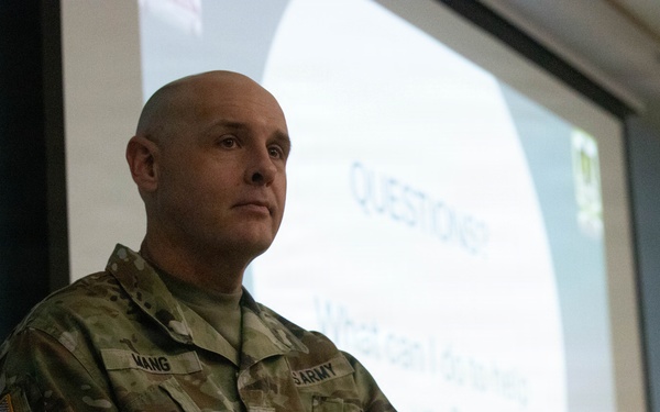 Signal Soldiers learn direct from military senior leadership
