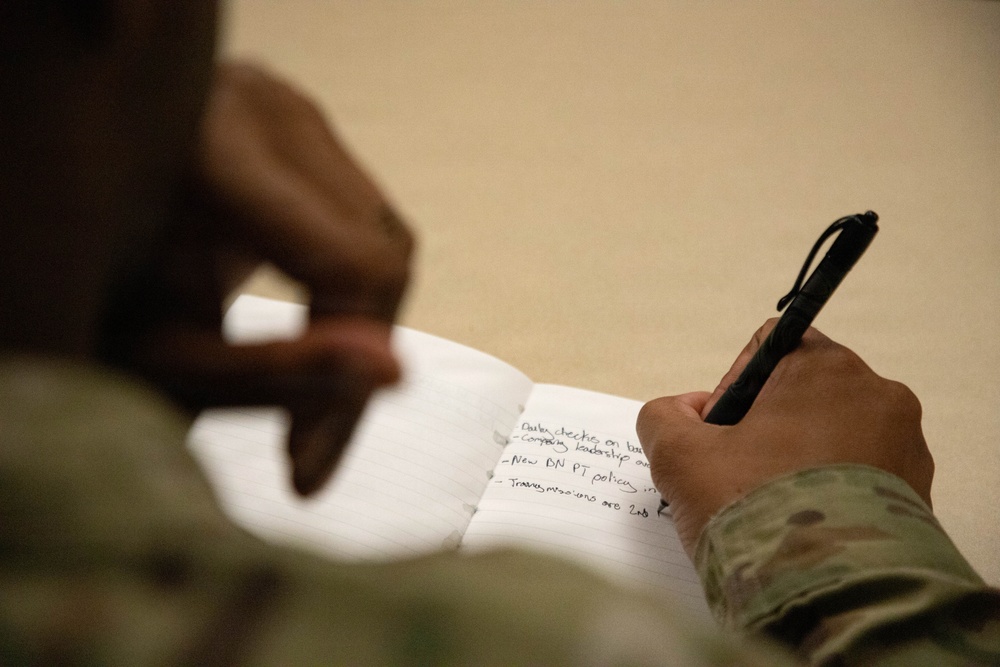 Signal Soldiers learn direct from military senior leadership