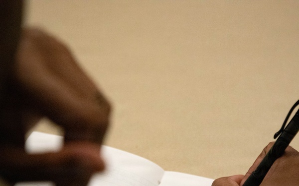 Signal Soldiers learn direct from military senior leadership