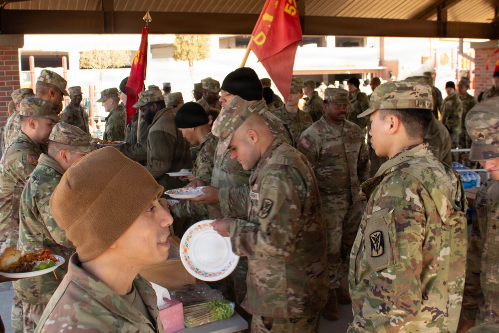 Soldiers gather along chow service at 35th ADA's State of BDE