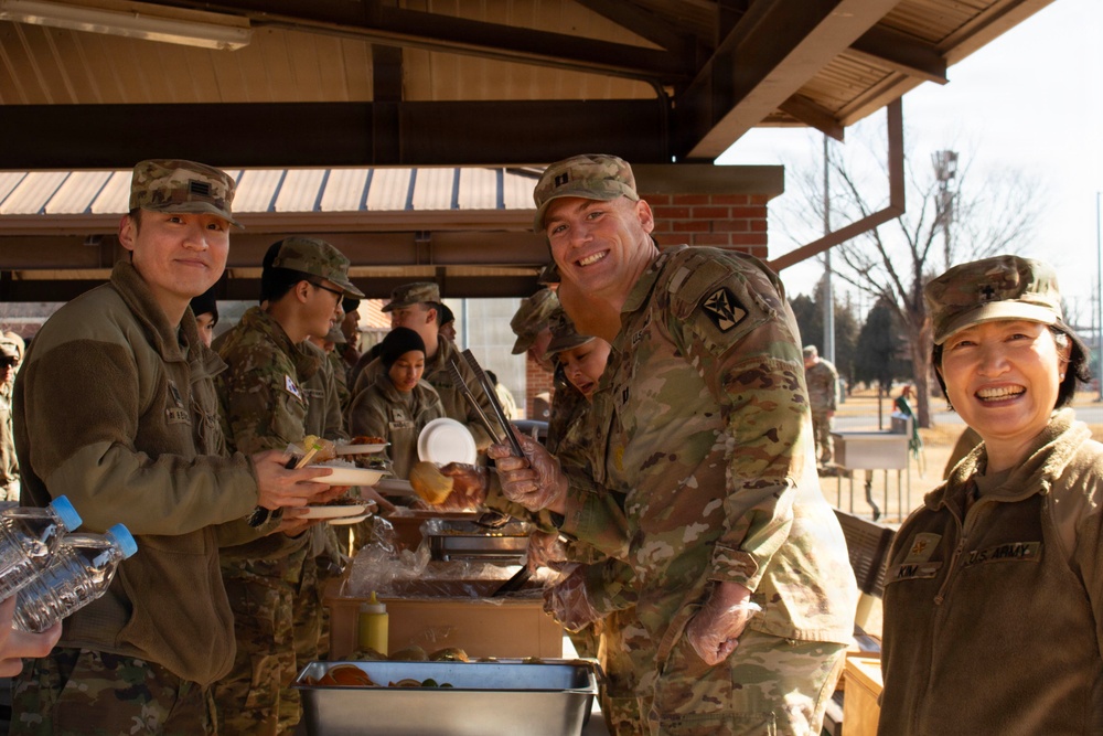 Soldiers receive food from State of BDE chow detail