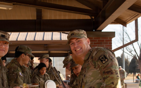 Soldiers receive food from State of BDE chow detail