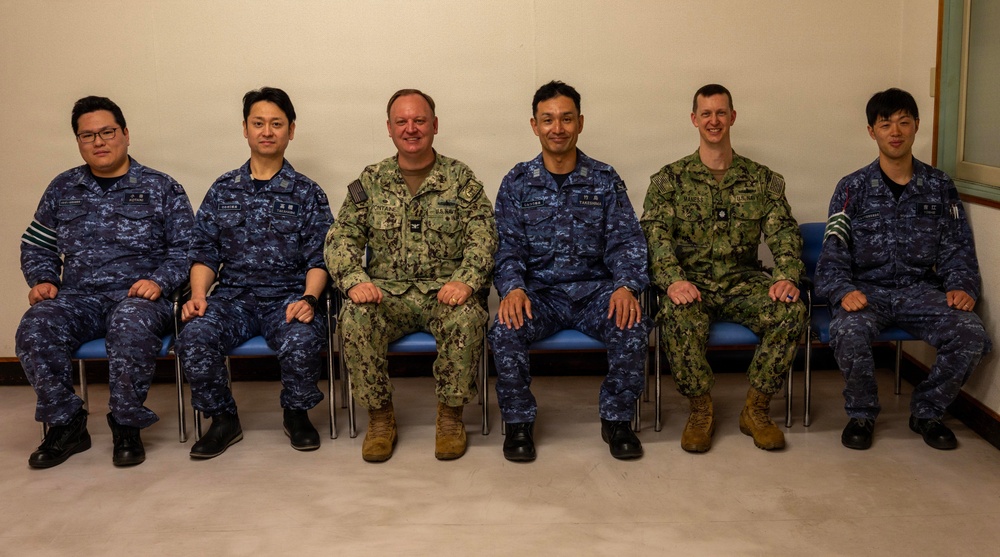 CFAS Commander Visits JS Jintsū (DE-230)