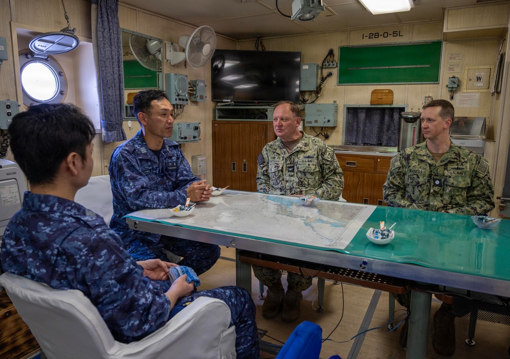 CFAS Commander Visits JS Jintsū (DE-230)