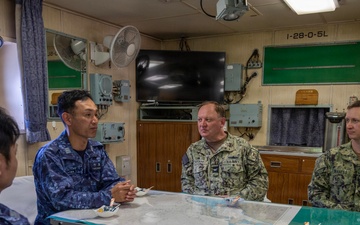 CFAS Commander Visits JS Jintsū (DE-230)