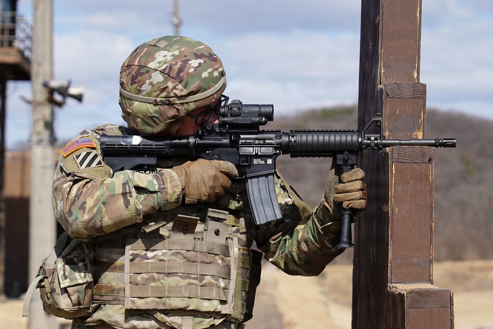 Headquarters company conducts weapons qualification in Paju