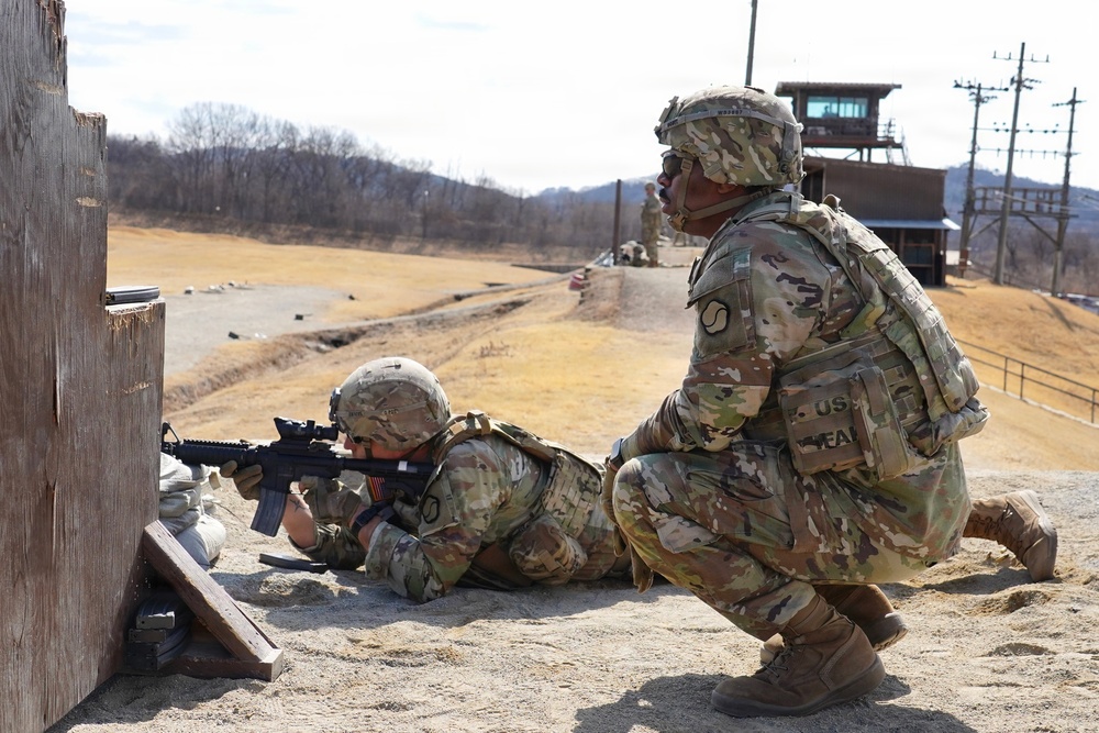 Headquarters company conducts weapons qualification in Paju