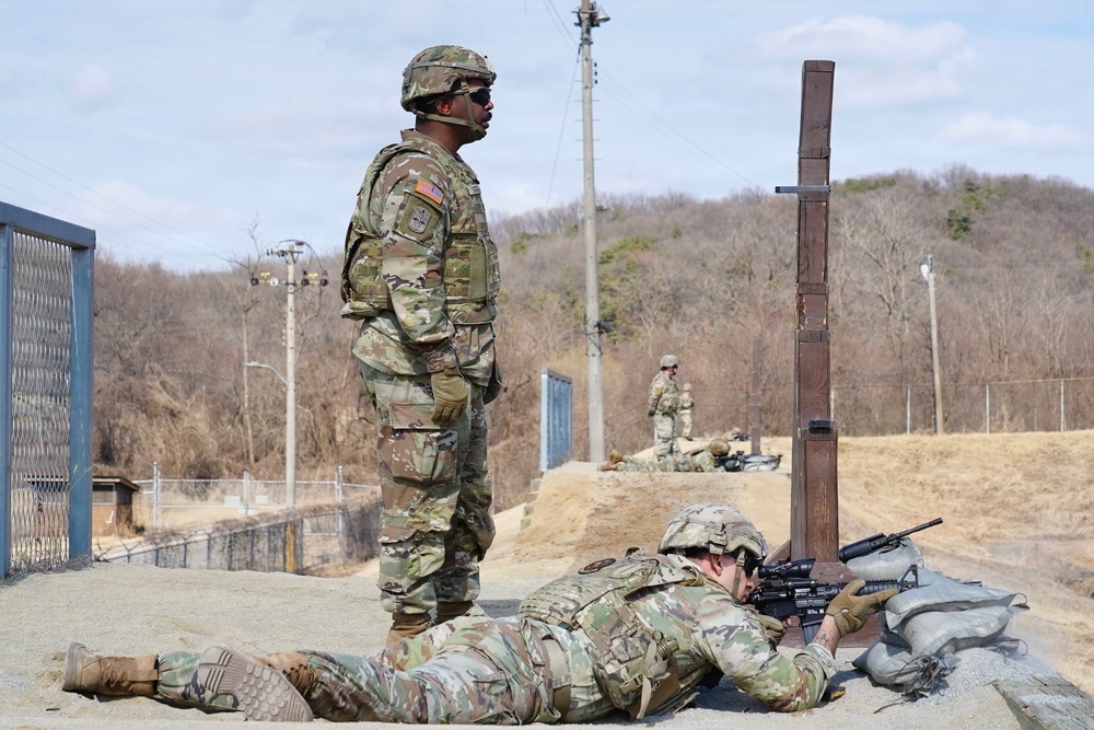 Headquarters company conducts weapons qualification in Paju
