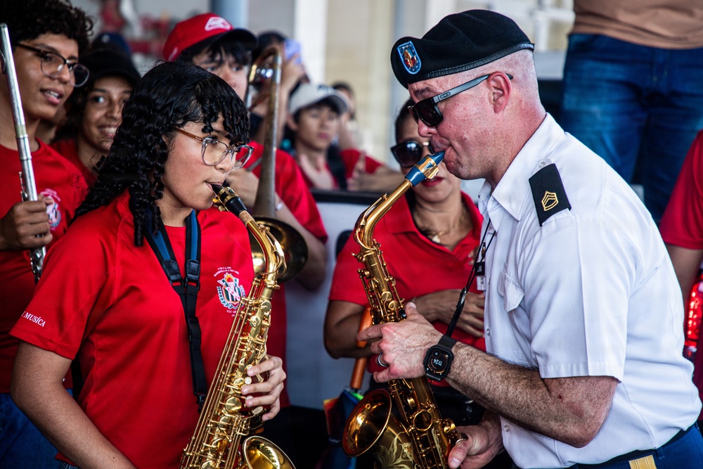 Aguadulce, Panama, Tour Firmeza: Band Performances