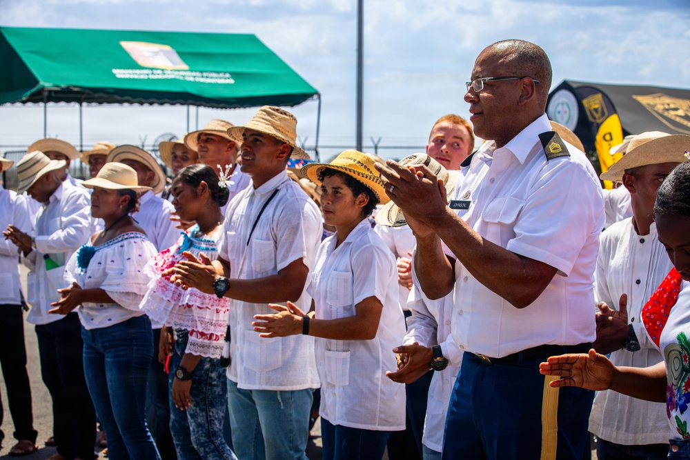 Aguadulce, Panama, Tour Firmeza: Band Performances