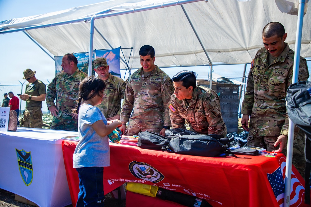 Aguadulce, Panama, Tour Firmeza: Army Booths