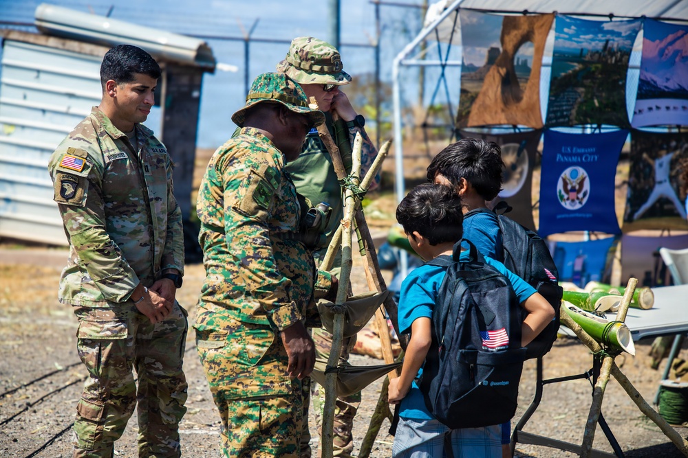 Aguadulce, Panama, Tour Firmeza: Army Booths