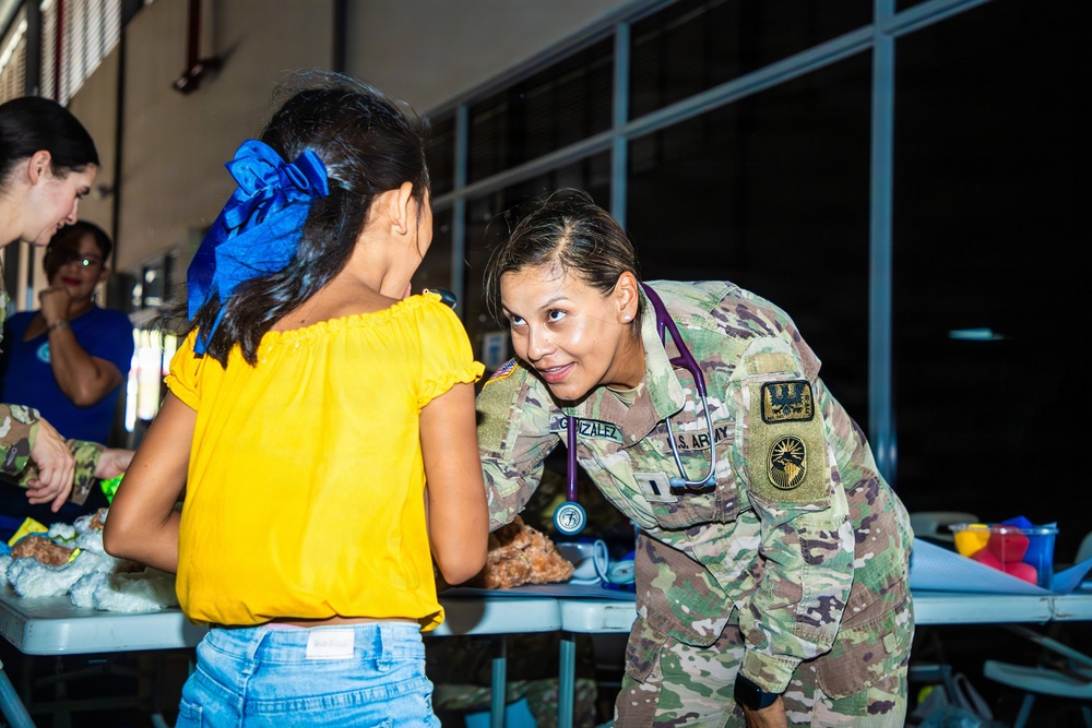 Aguadulce, Panama, Tour Firmeza: Army Booths