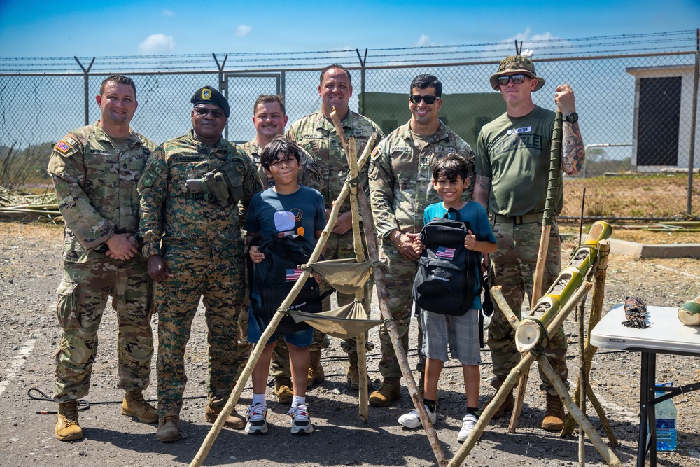 Aguadulce, Panama, Tour Firmeza: Army Booths