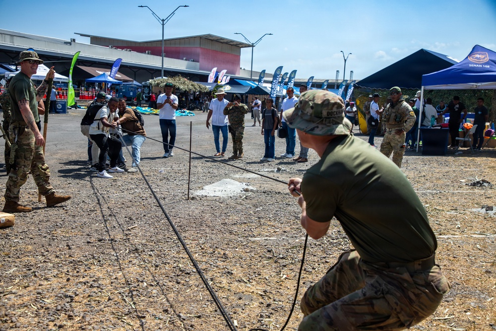 Aguadulce, Panama, Tour Firmeza: Army Booths