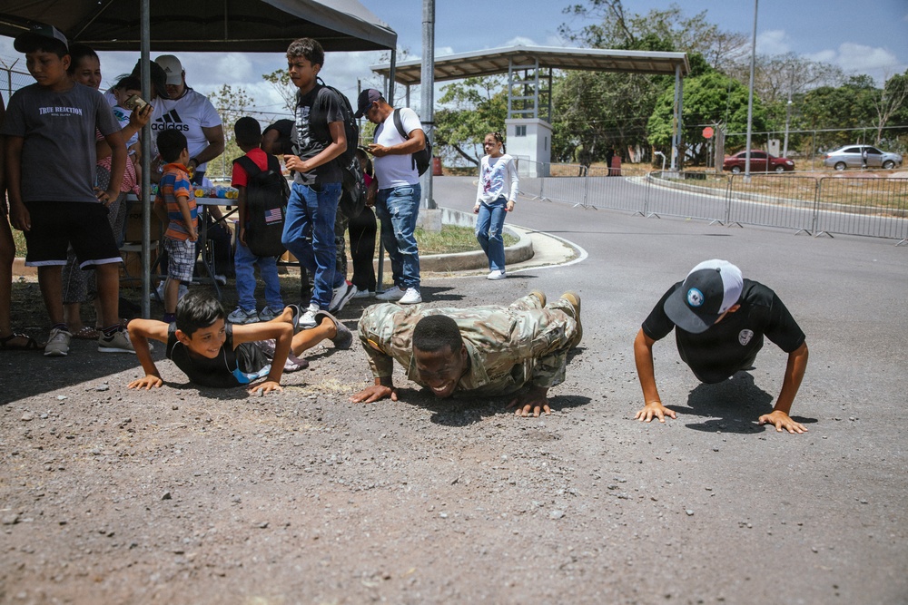 Aguadulce, Panama, Tour Firmeza: Army Booths
