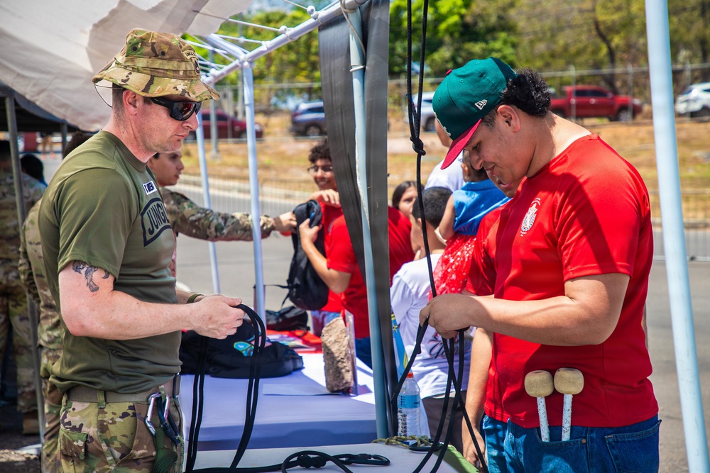 Aguadulce, Panama, Tour Firmeza: Army Booths