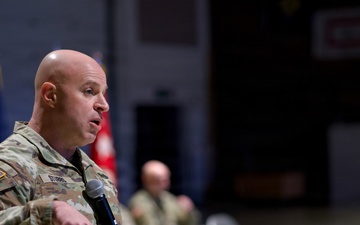 Director of the Army National Guard visits with Alaska Army Guard Soldiers