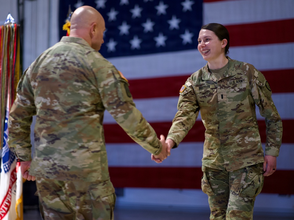 Director of the Army National Guard visits with Alaska Army Guard Soldiers