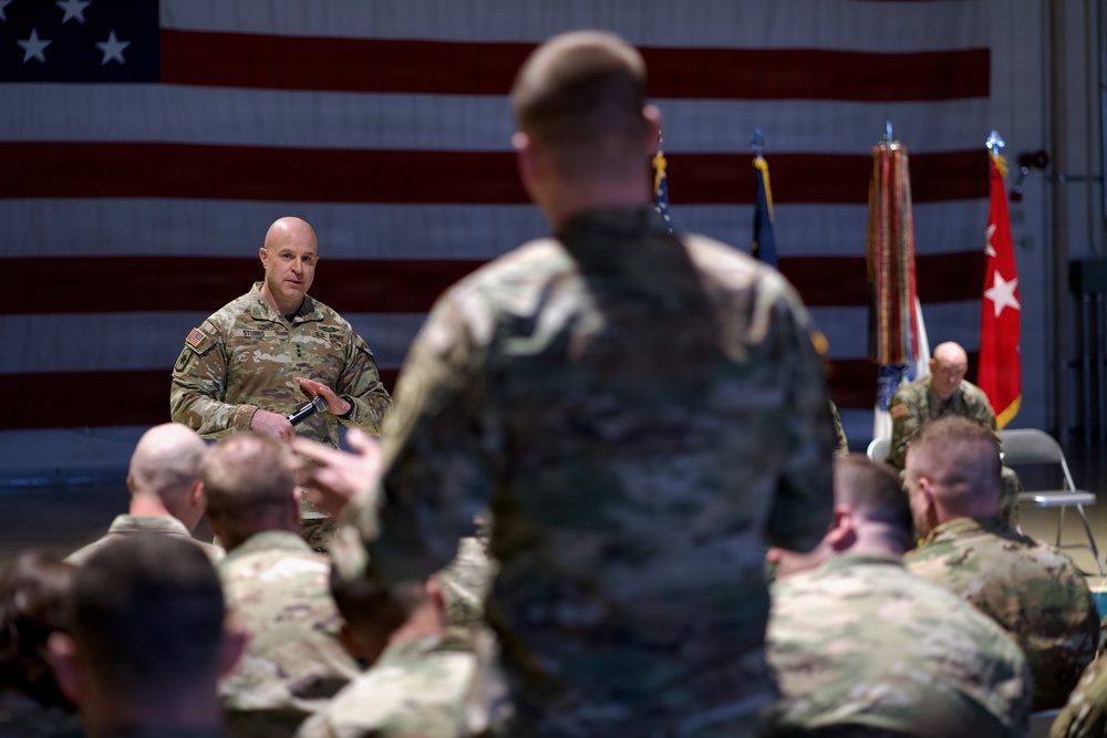 Director of the Army National Guard visits with Alaska Army Guard Soldiers