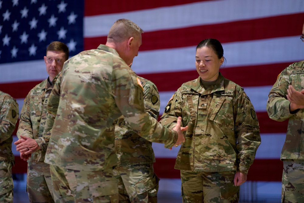 Director of the Army National Guard visits with Alaska Army Guard Soldiers