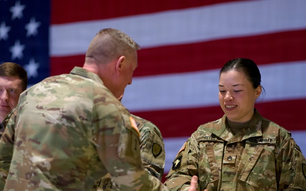 Director of the Army National Guard visits with Alaska Army Guard Soldiers