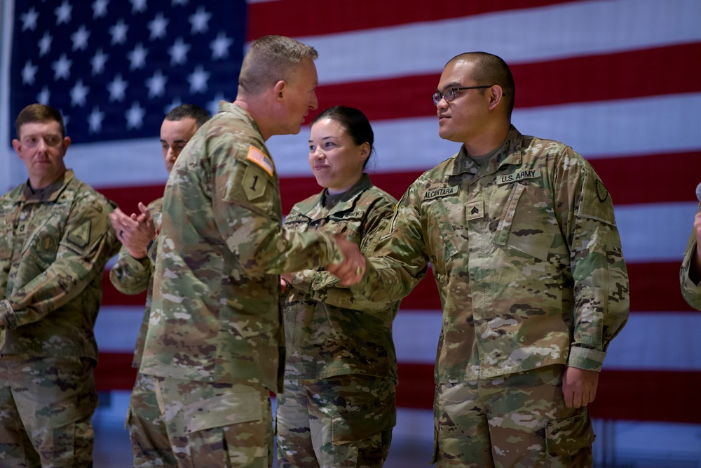 Director of the Army National Guard visits with Alaska Army Guard Soldiers