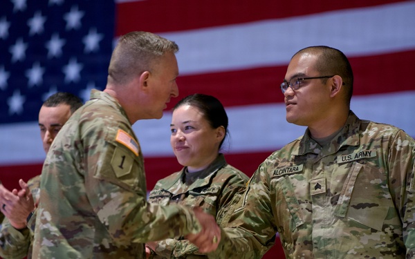 Director of the Army National Guard visits with Alaska Army Guard Soldiers