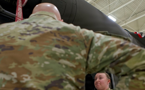 Director of the Army National Guard visits with Alaska Army Guard Soldiers