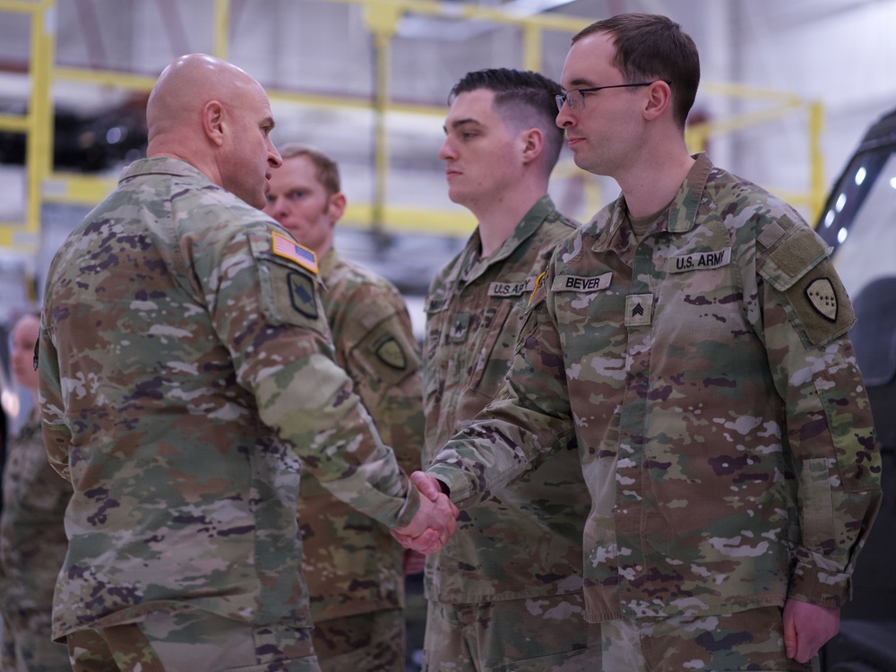 Director of the Army National Guard visits with Alaska Army Guard Soldiers
