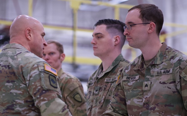 Director of the Army National Guard visits with Alaska Army Guard Soldiers