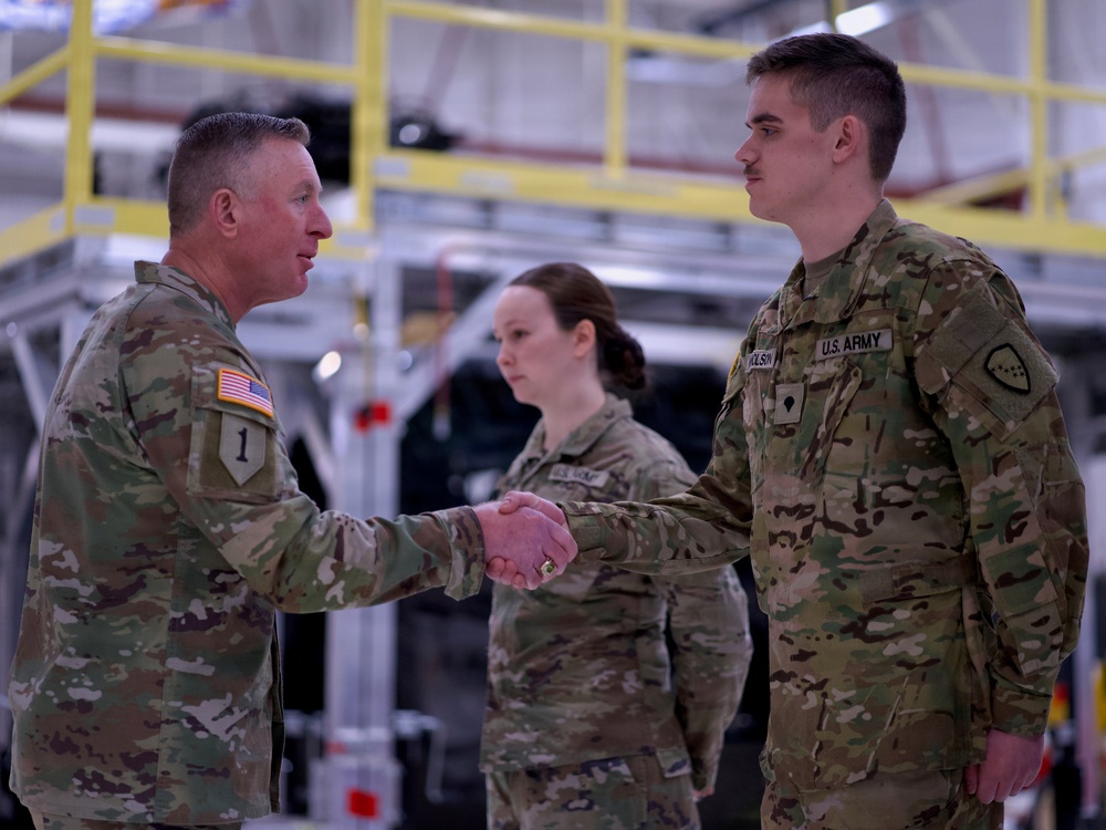 Director of the Army National Guard visits with Alaska Army Guard Soldiers