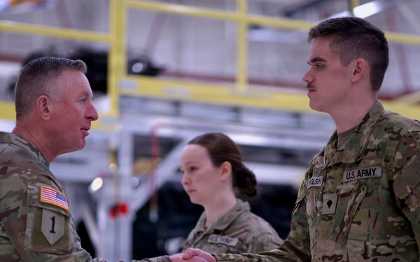 Director of the Army National Guard visits with Alaska Army Guard Soldiers