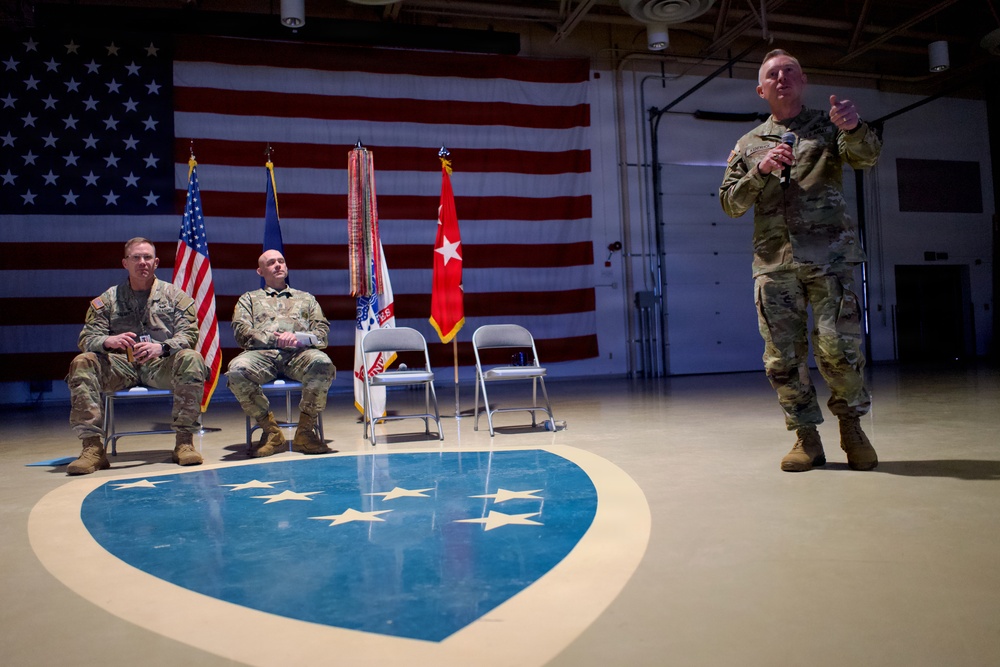 Director of the Army National Guard visits with Alaska Army Guard Soldiers