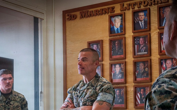 3rd Maint. Bn and 3rd MLR Marines participate in a meet and greet