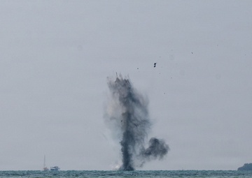 U.S. Navy and Royal Thai Navy EOD conduct floating mine response training in Thailand