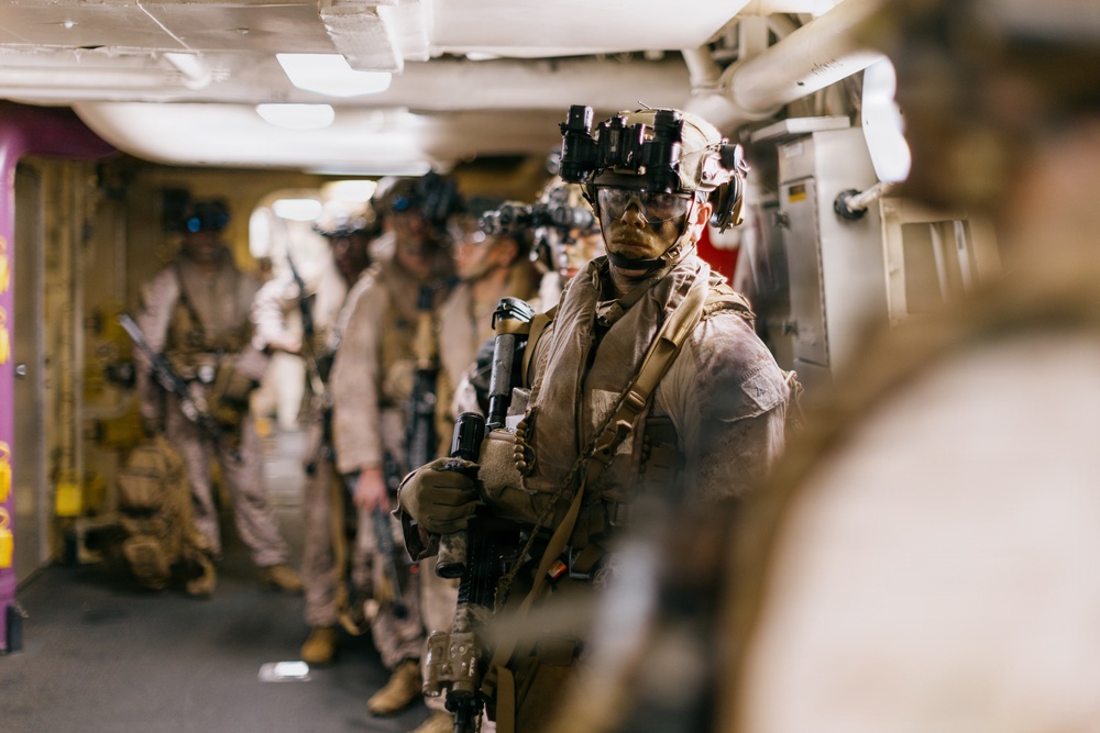 11th MEU Marines, Sailors Conduct an Amphibious Assault from USS Portland