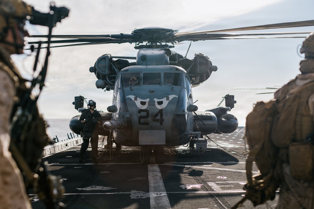 11th MEU Marines, Sailors Conduct an Amphibious Assault from USS Portland