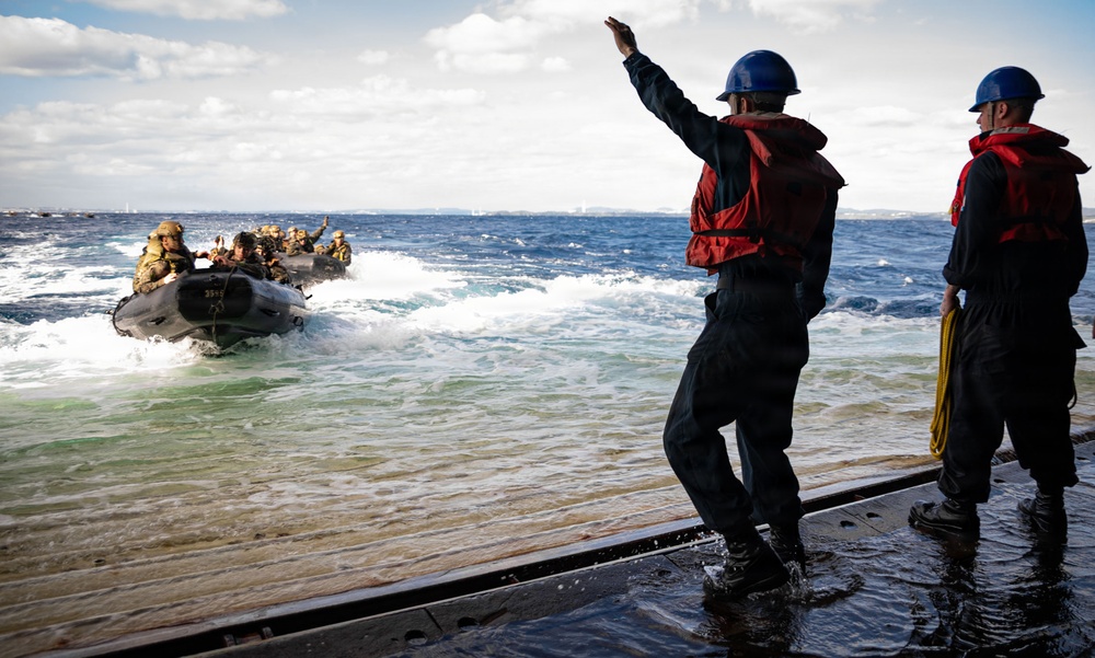 USS New Orleans (LPD 18) Conducts Surface Operations with the 31st Marine Expeditionary Unit