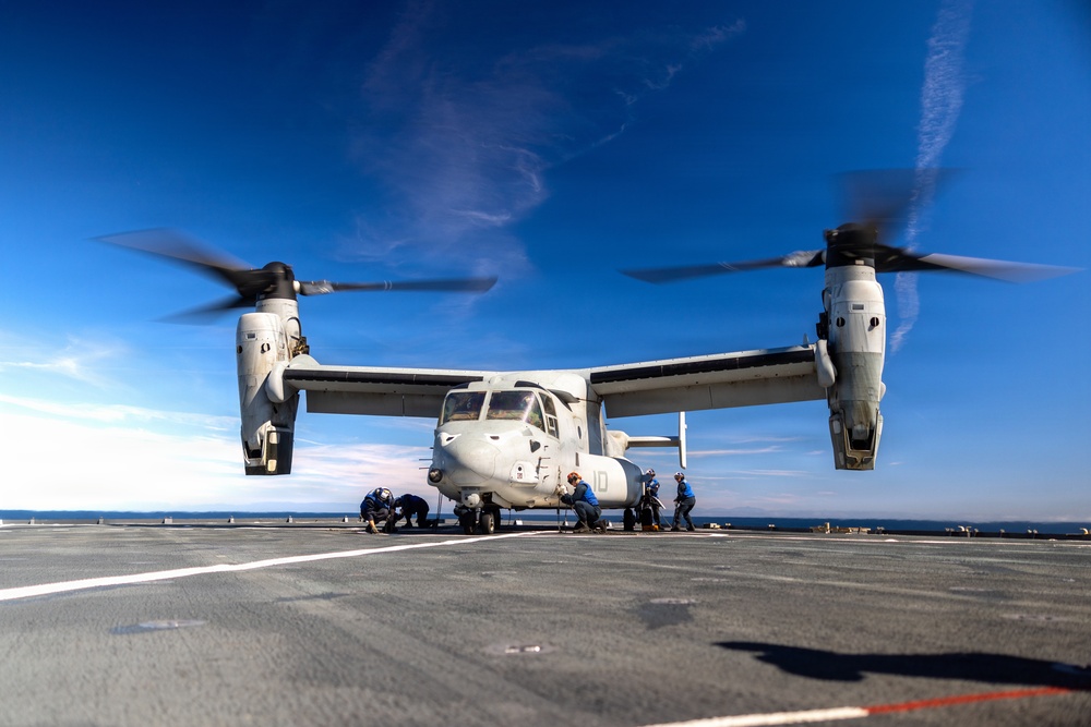 11th MEU Marines, Sailors Conduct Flight Deck Operations Aboard USS Comstock