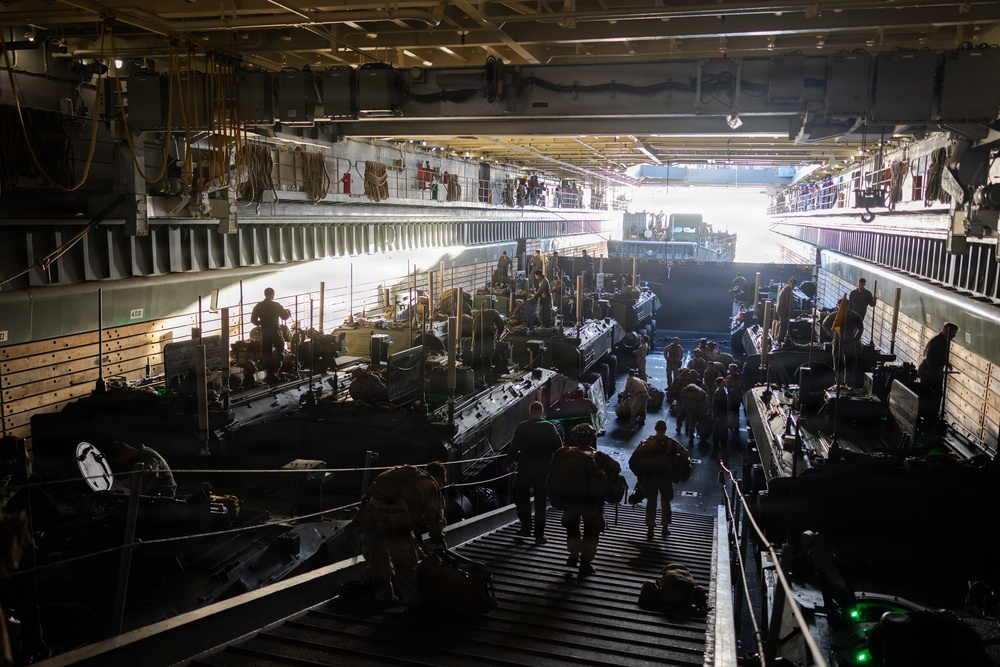 11th MEU Marines, Sailors Conduct an Amphibious Assault on Marine Corps Base Camp Pendleton