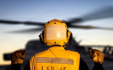 11th MEU Marines, Sailors Conduct Flight Deck Operations Aboard USS Comstock